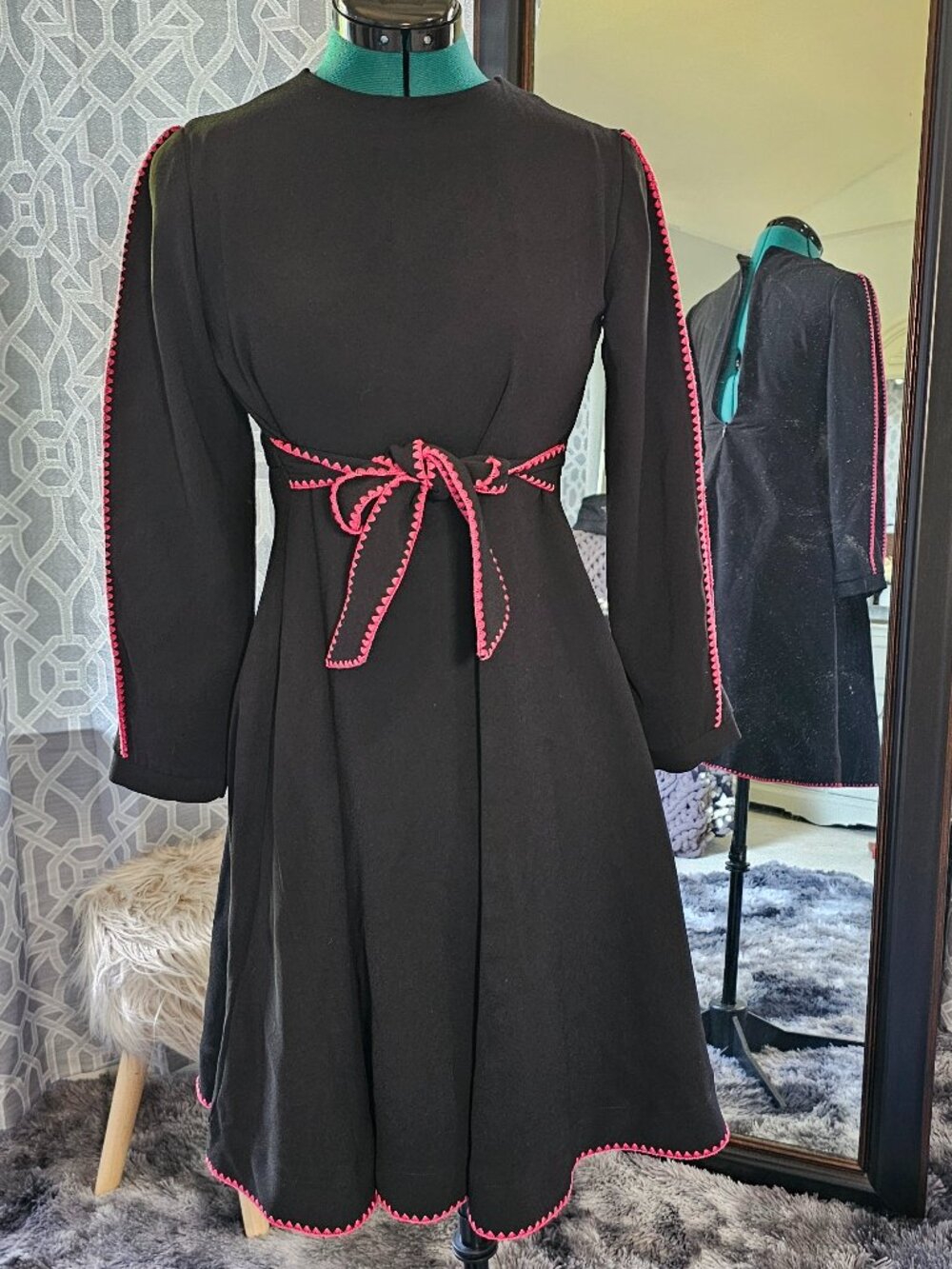 PAISLEY Black Dress w/ Pink Whipstitch Trim – Size 14 - Vintage 1970s